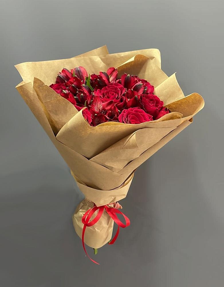 Букет цветов из: Альстромерии и Розы в Бикине