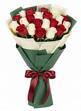 Букет Микс из красных и белых роз в Бикине