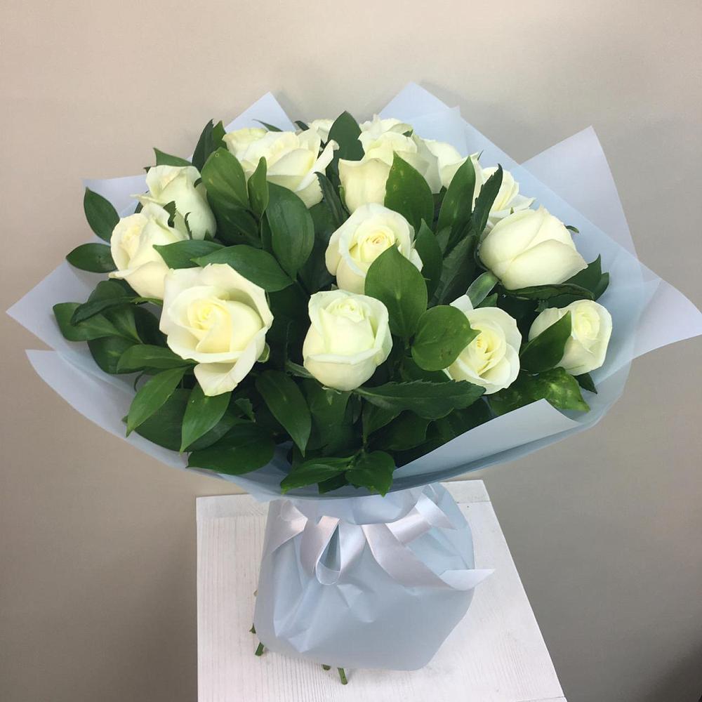 Букет 15 Белых роз Проуд в Бикине