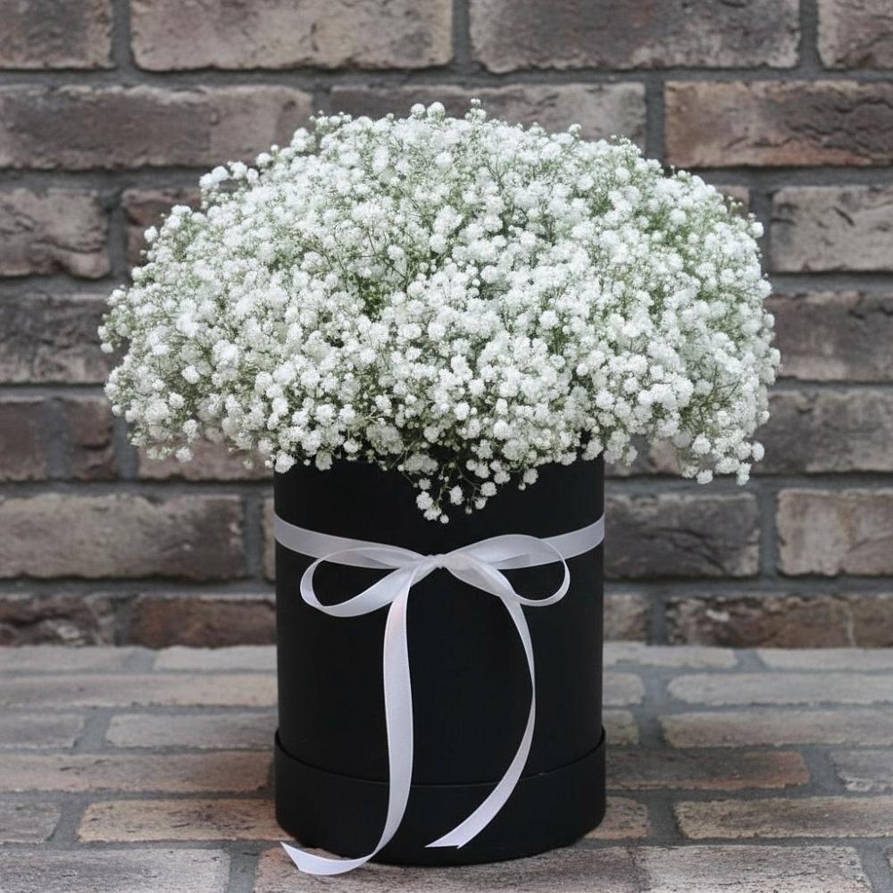 Цветочная композиция из Гипсофила в шляпной коробке в Бикине