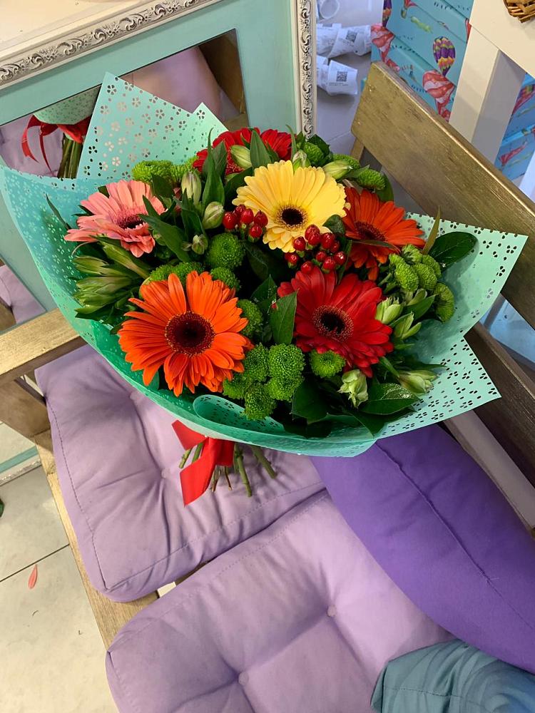 Букет цветов из: Герберы, Хризантемы и Альстромерии в Бикине