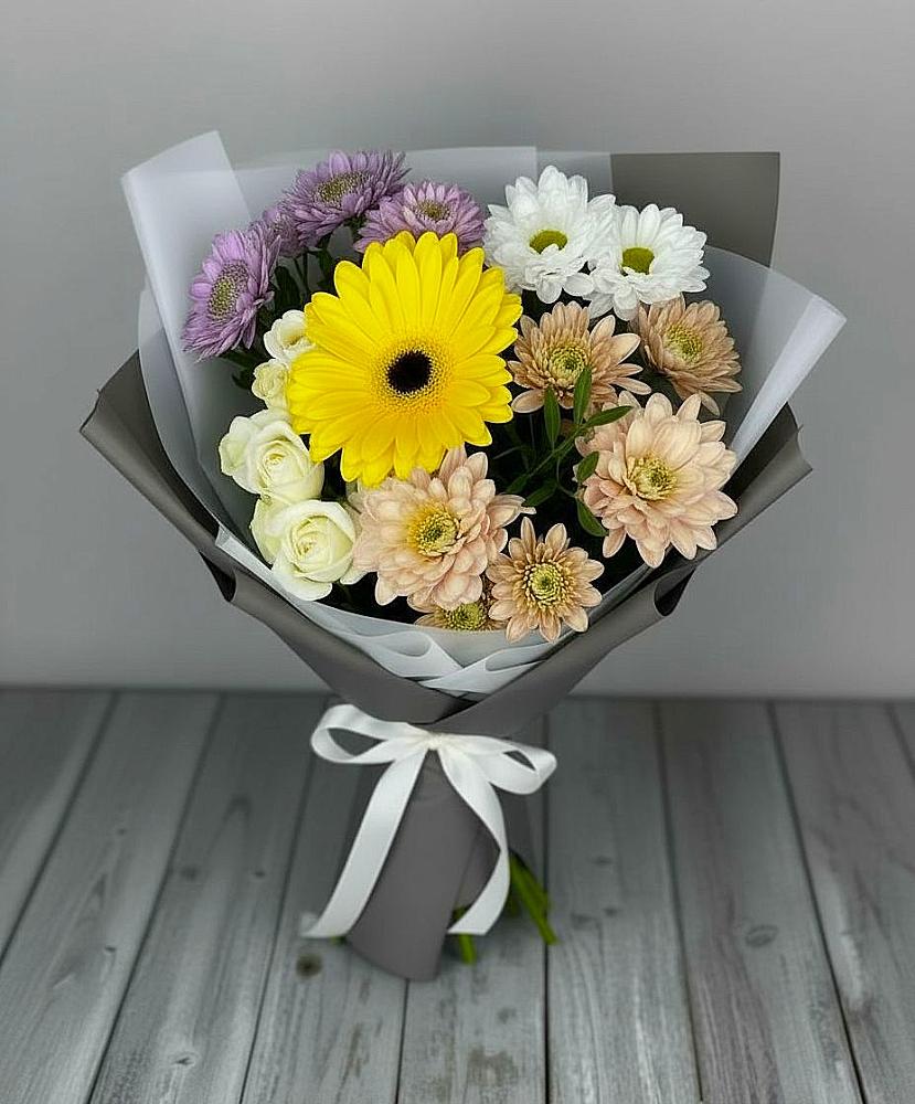 Букет цветов из: Розы, Герберы и Хризантемы в Бикине