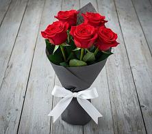Букет 5 Красных роз Эдлесс Лав в Бикине