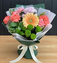 Букет цветов из:  Гвоздики, Розы, Герберы и Хризантемы в Бикине