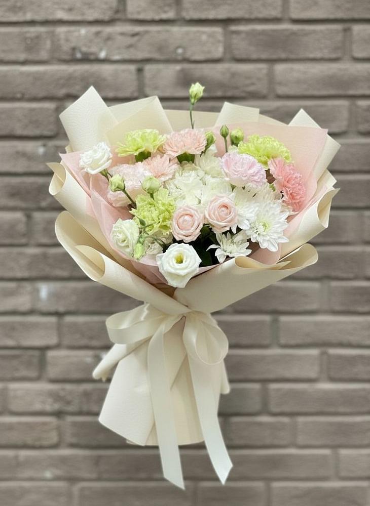 Букет цветов из: Гвоздики, Розы, Лизиантусы и Хризантемы в Бикине