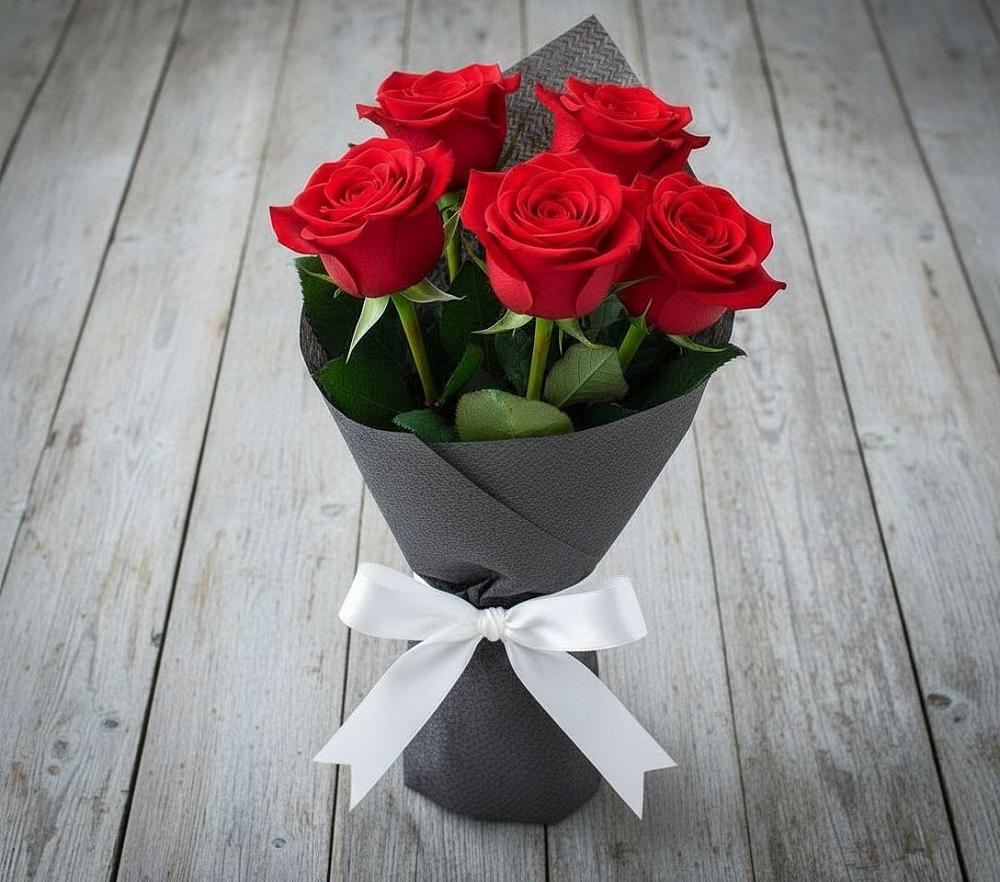 Букет 5 Красных роз Эдлесс Лав в Бикине