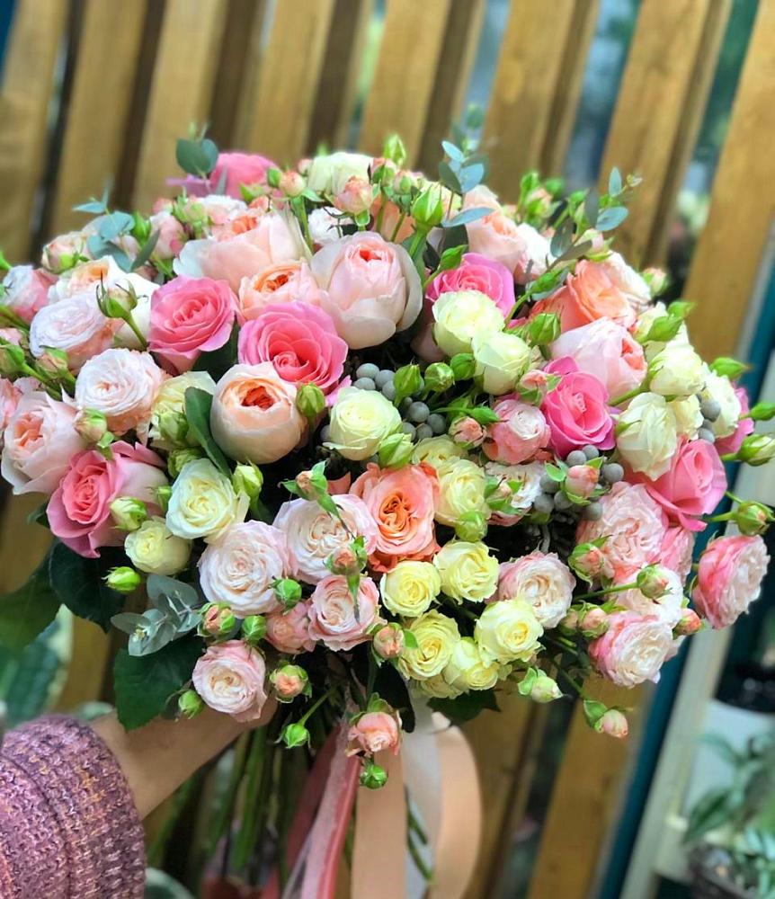 Букет цветов из: Розы в Бикине