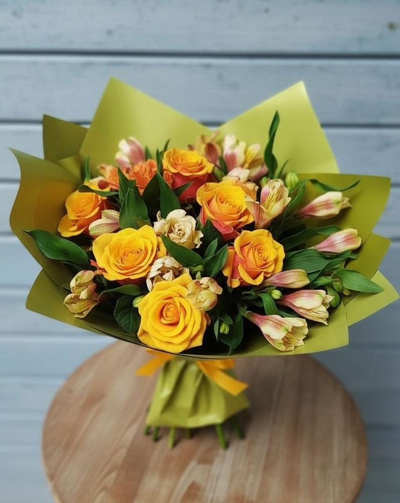 Букет цветов из: Альстромерии и Розы в Бикине