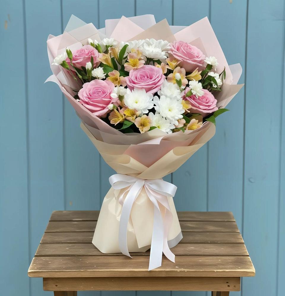 Букет цветов из: Гвоздики, Орхидеи и Розы в Бикине