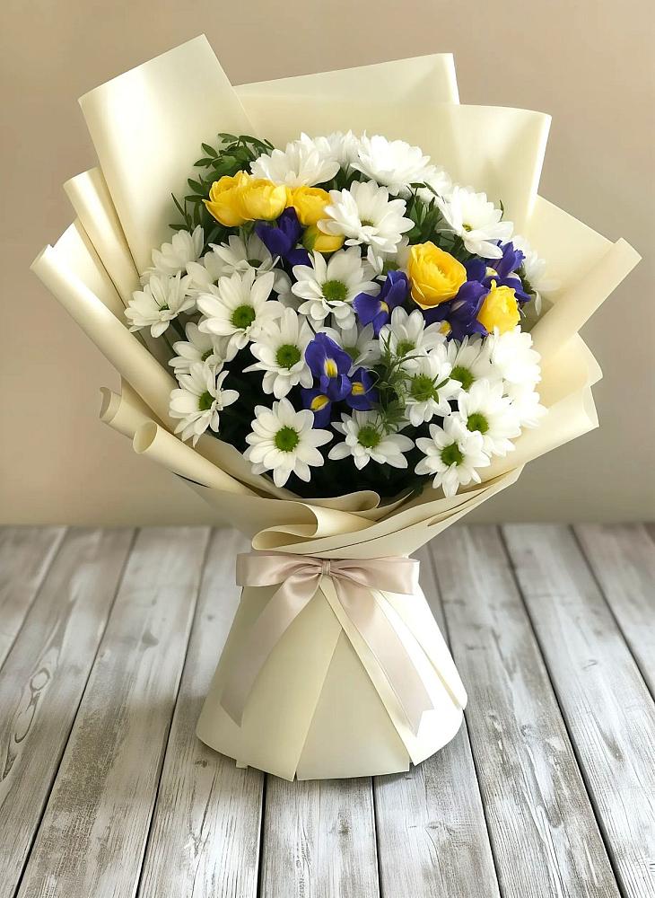 Букет цветов из: Ирисы, Хризантемы и Розы в Бикине