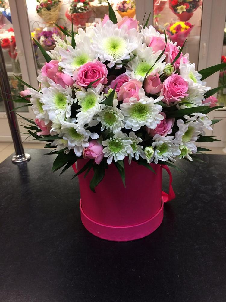 Цветочная композиция из Розы и Хризантемы в шляпной коробке в Бикине