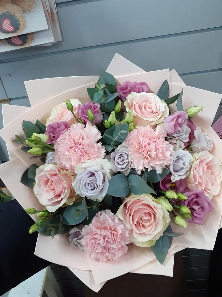 Букет цветов из: Розы, Гвоздики и Лизиантусы в Бикине