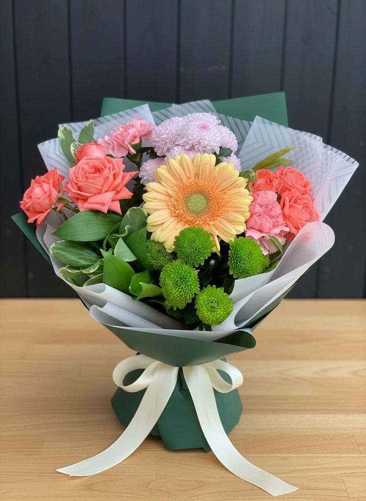 Букет цветов из: Гвоздики, Розы, Герберы и Хризантемы в Бикине