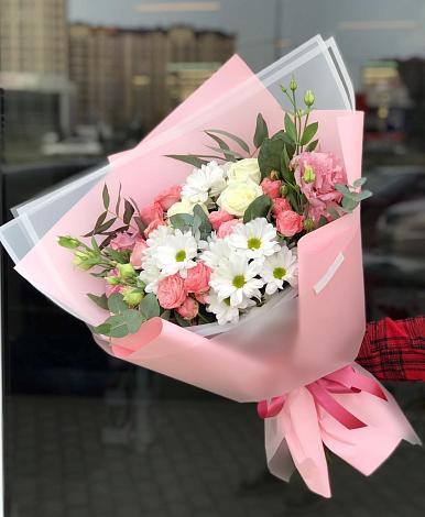 Букет цветов из: Розы, Лизиантусы и Хризантемы в Бикине