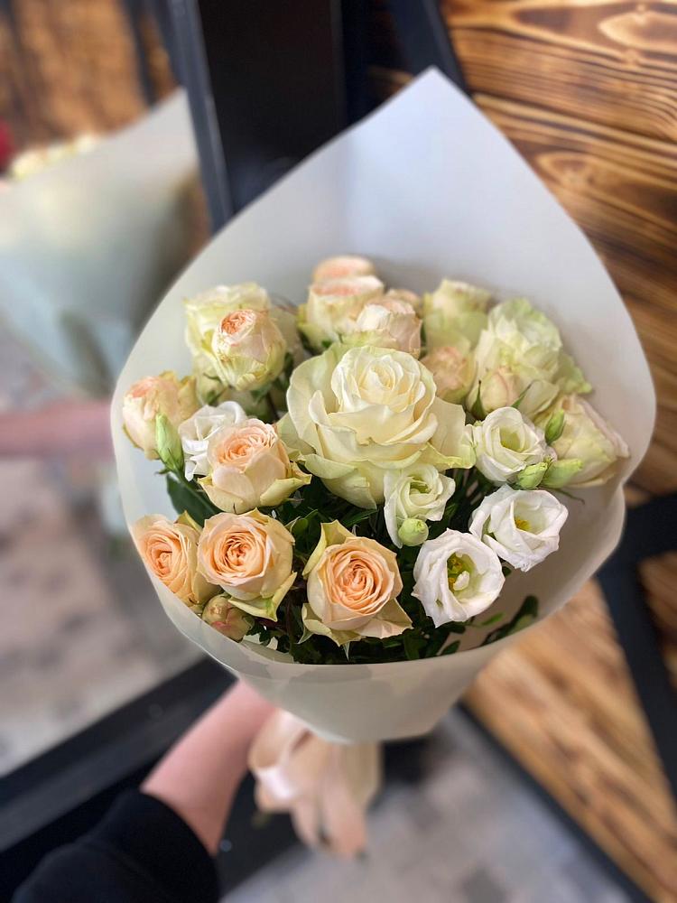 Букет цветов из: Розы и Лизиантусы в Бикине